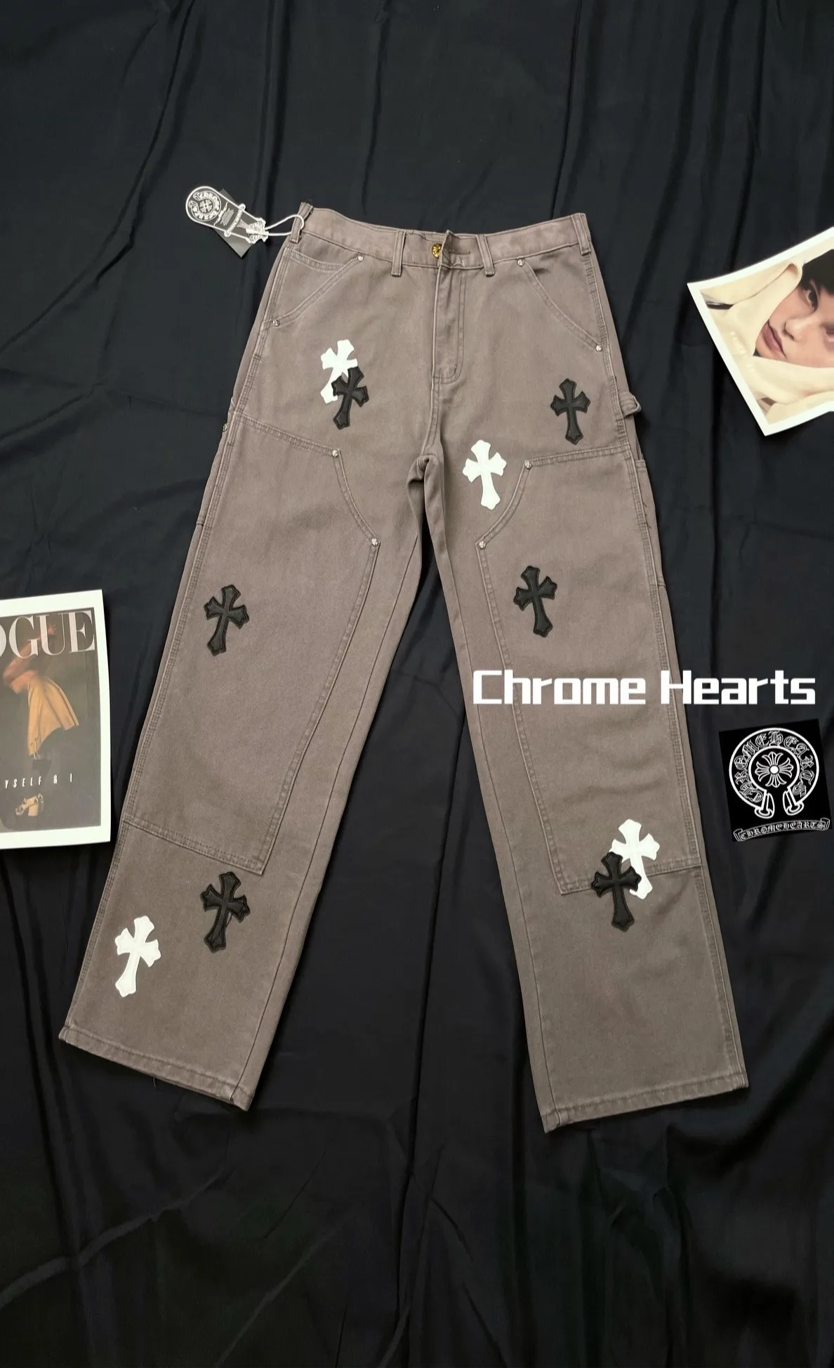 🅿️290 Correct version Item number: C01 Chrome Hearts CH double knee cross patch leather b01 version logging pants straight leg Sanskrit overalls, cabinet W level, patch cross pattern embellishment, high waist washed jeans! ! Absolutely high-end luxury products, 1.9W level god-level single products, super popular products, made with top heavy industry, a magic weapon that cannot be missed. About Zangyin, this is an extremely luxurious fashion brand, which can also be called the aristocrats of the high street. It has always been an exclusive brand for some hipsters or rich second generation. Compared with ordinary high streets, it is more luxurious and noble. Compared with luxury brands, it has a more fashionable personality and has always been a brand that I have a special liking for. Imported yarn is custom-woven into a high-density twill canvas, which ensures a crisp silhouette and a very delicate hand feel. It follows the B01 classic silhouette, with a crisp and stylish upper body. The ready-made garments are stone-milled and fermented, so they can be matched with any style. Buttons and zippers are made of authentic YKK retro metal products. Double-layer canvas on the front knees has perfect details. All hardware is customized.  Color #Gray Size #S-XL S Waist 77 Hips 102 Length 102 Opening 20 M Waist 81 Hips 106 Length 104 Opening 21 L Waist 85 Hips 110 Length 106 Opening 21.5 xL Waist 90 Hips 114 Length 108 Opening 22